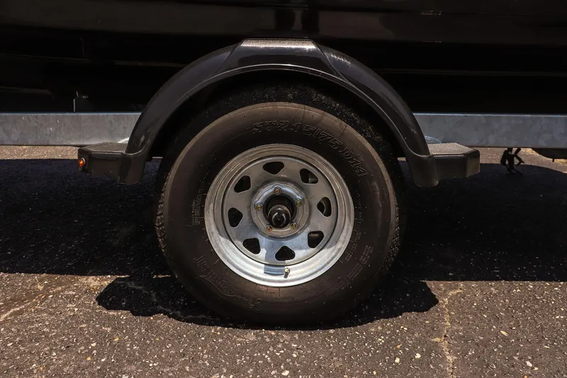 Slide: The Image of Trailer wheel of a 2025 Yamaha Boats AR195 on asphalt. - 9