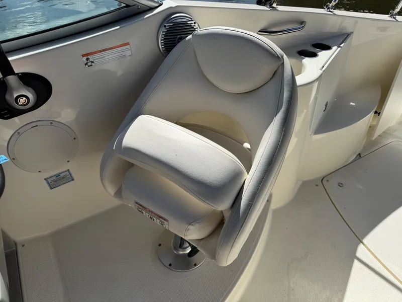 Slide: The Image of Captain's chair on 2008 Bayliner 265SB boat, featuring white upholstery and control panel. - 7