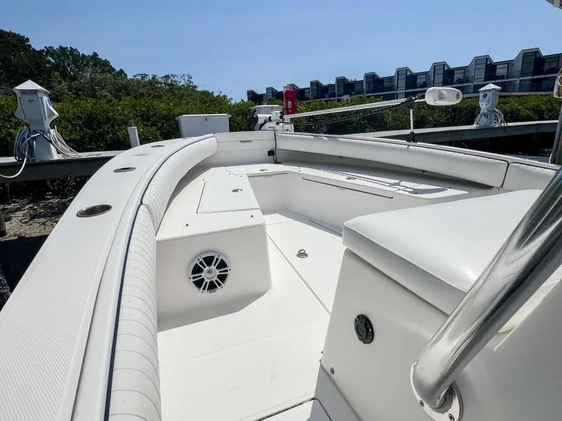 Slide: The Image of 2006 Regulator 26 FS boat interior with white seating and speaker. - 9