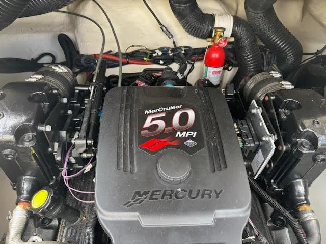 Slide: The Image of Engine of 2007 Sea Ray 200 Sundeck with MerCruiser 5.0 MPI. - 18