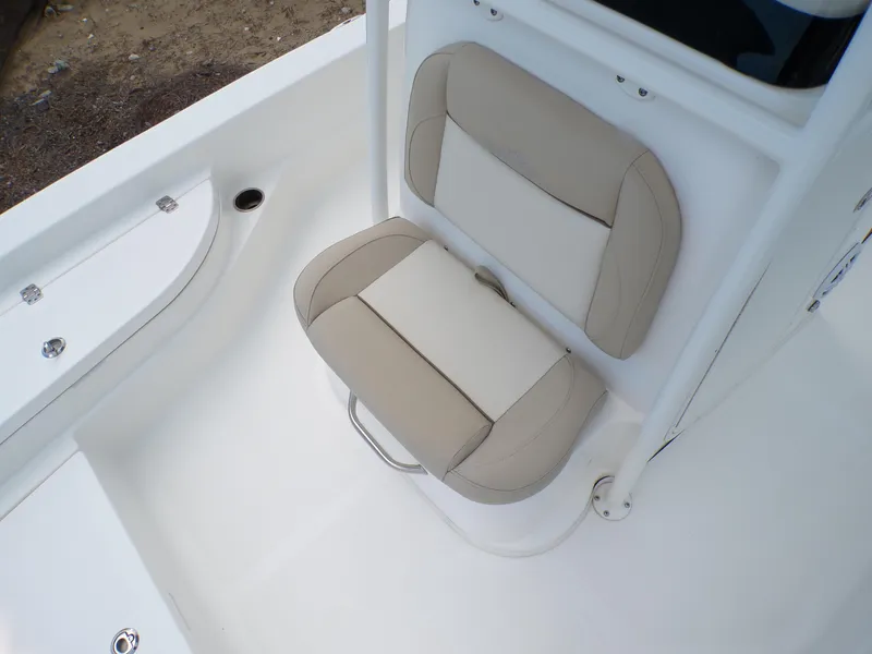 Slide: The Image of 2023 NauticStar 227 XTS boat seat with beige and white upholstery. - 29