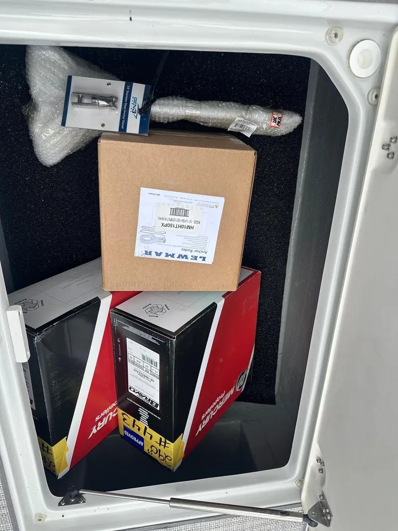 Slide: The Image of Crownline Boats SS Series 290 SS 2025 - 40