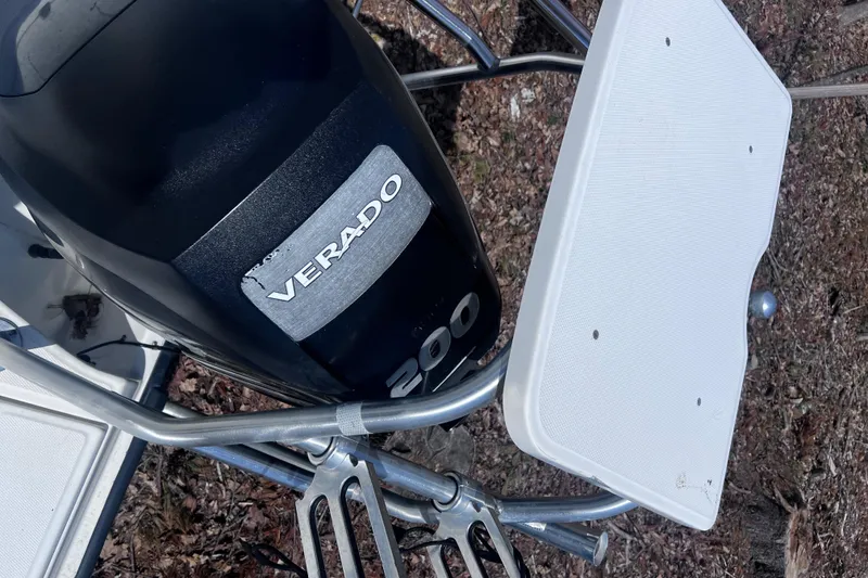 Slide: The Image of Boston Whaler 200 Dauntless 2009 with Verado 200 engine, close-up view. - 12