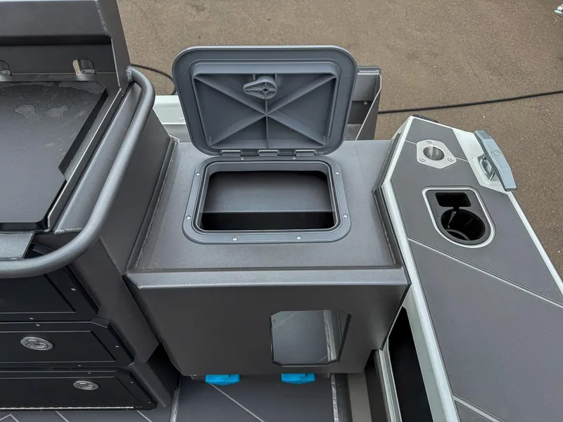 Slide: The Image of Stabi-Craft 2350 Supercab 2025 - 23