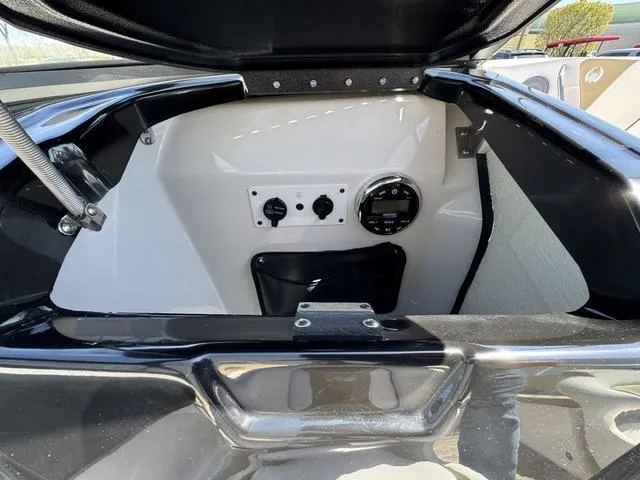 Slide: The Image of Scarab 195 H.O. Platinum 2017 - 14