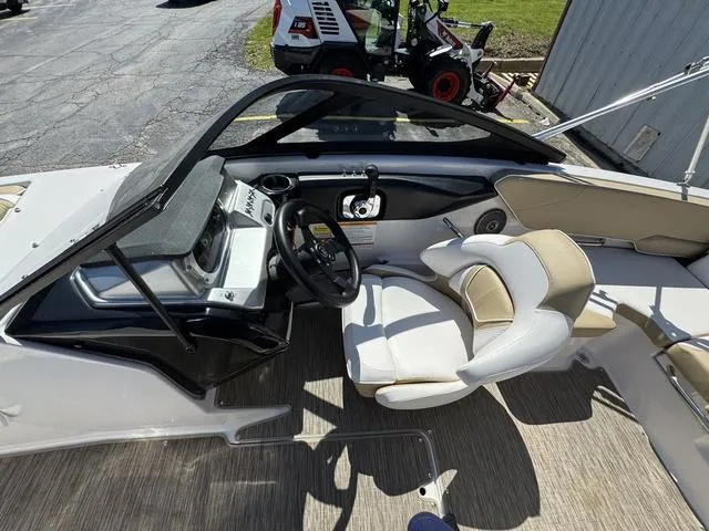 Slide: The Image of Scarab 195 H.O. Platinum 2017 - 15