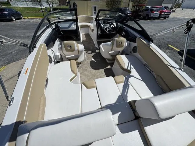 Slide: The Image of Scarab 195 H.O. Platinum 2017 - 18