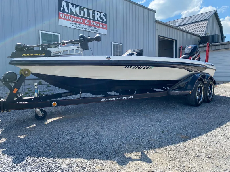 Slide: The Image of 2017 Ranger Z520C Comanche boat on trailer outside Anglers Outpost & Marine. - 4