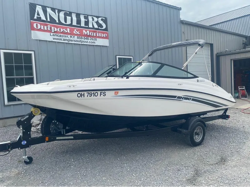 Slide: The Image of 2017 Yamaha SX190 boat on trailer at Anglers Outpost & Marine dealership. - 7