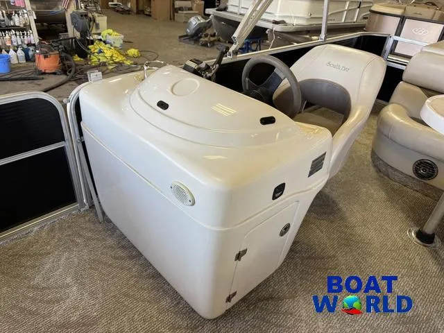 Slide: The Image of 2008 South Bay 20' Cruise Pontoon helm with Mercury 60HP 4-Stroke EFI engine. - 6