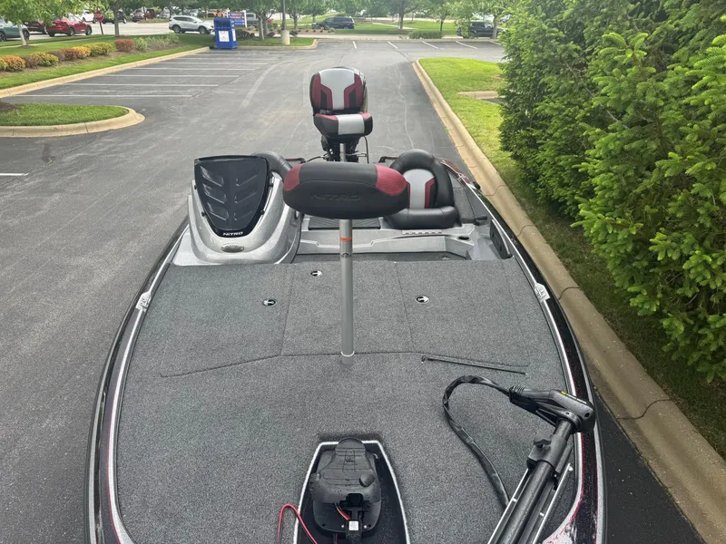 Slide: The Image of 2025 Nitro Z17 boat parked, featuring a spacious deck and comfortable seating. - 4