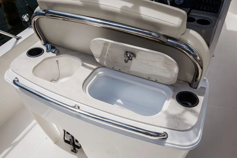 Slide: The Image of Boston Whaler 270 Dauntless 2020 - 8