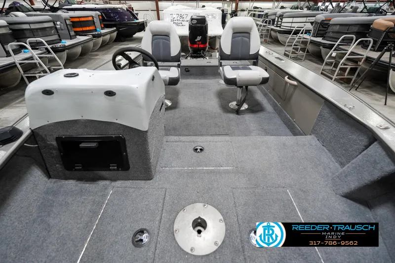 Slide: The Image of 2001 Lund 1775 Pro V SE boat interior with gray carpet and seating. - 17