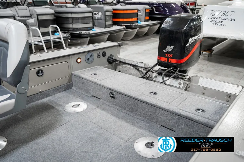 Slide: The Image of 2001 Lund 1775 Pro V SE boat interior with Mercury 115 outboard motor. - 31