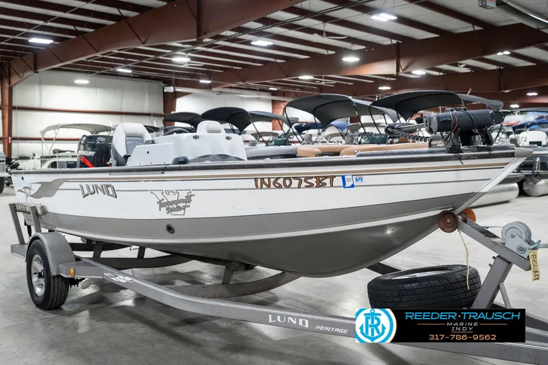 Slide: The Image of 2001 Lund 1775 Pro V SE boat on trailer in indoor showroom. - 4
