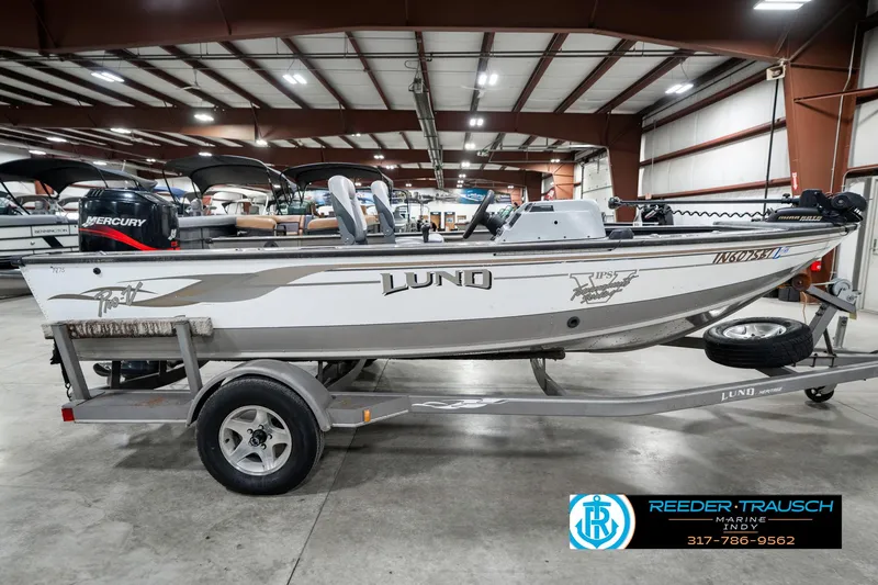 Slide: The Image of 2001 Lund 1775 Pro V SE boat on trailer in indoor showroom. - 5