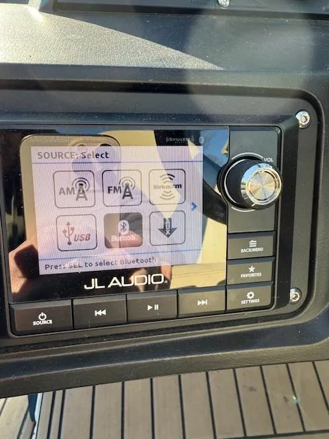 Slide: The Image of JL Audio system interface in MB B-52 2022, showing source options like AM, FM, and Bluetooth. - 15