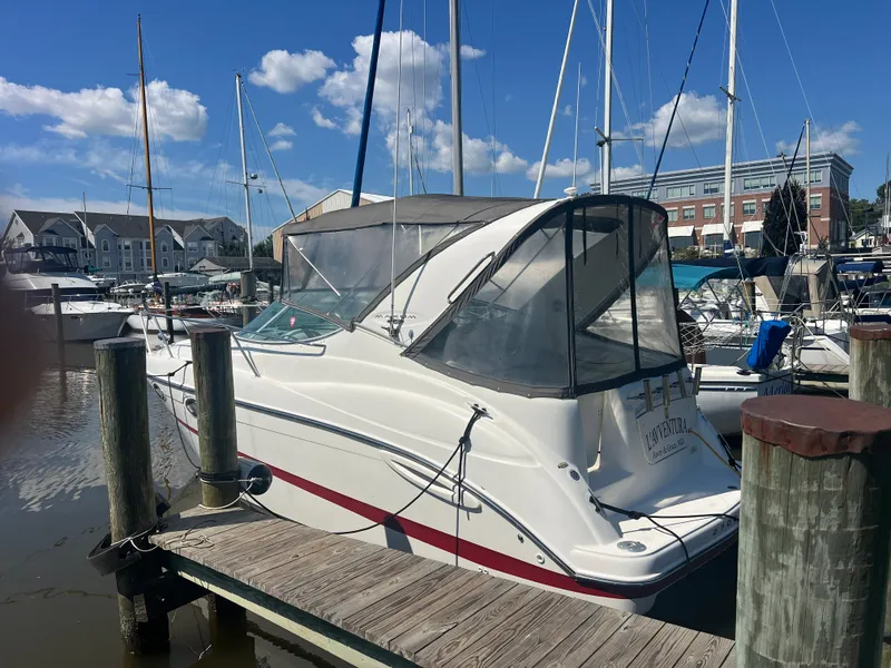 The Image of 2004 Maxum 2700 SE boat docked in marina on a sunny day. - 0