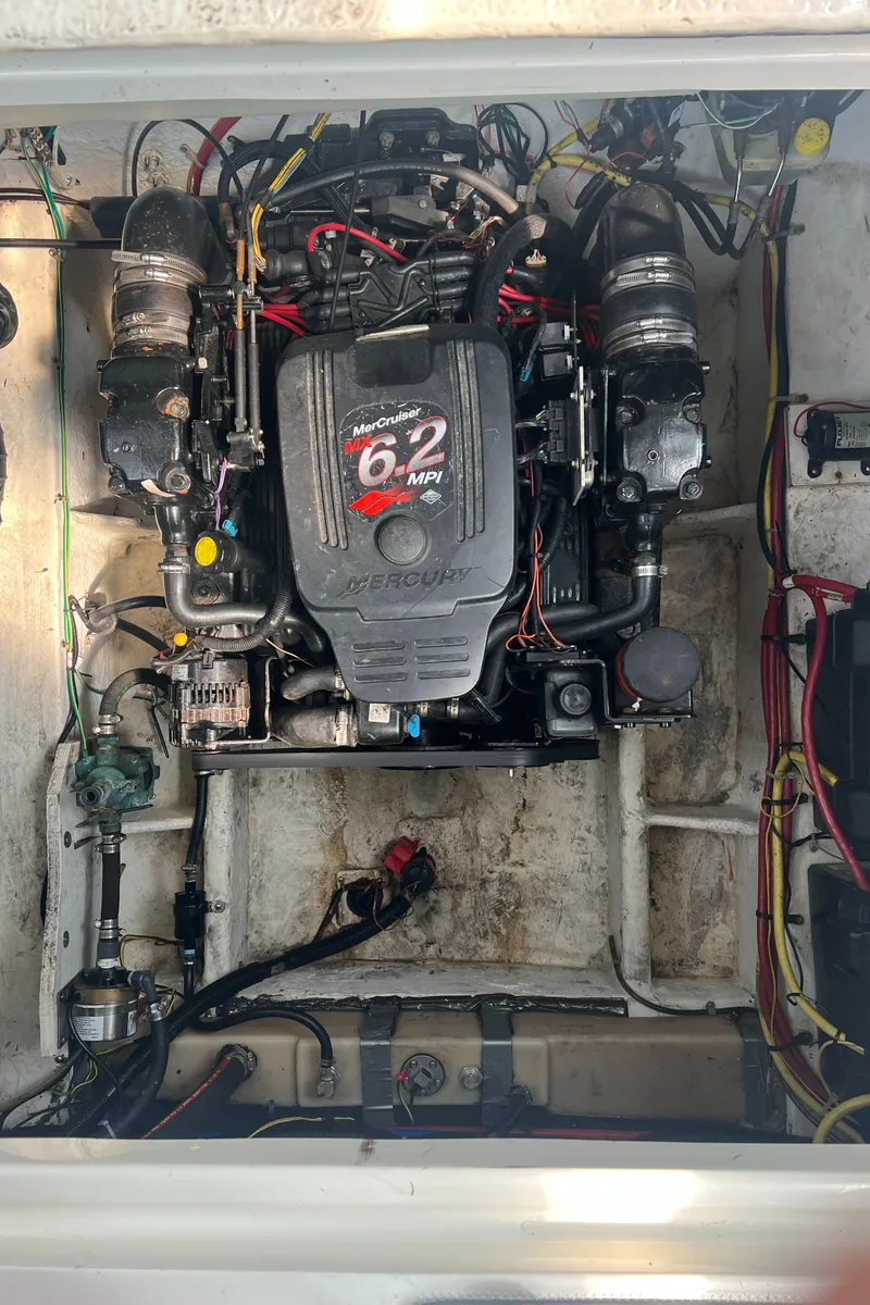 Slide: The Image of Engine compartment of a 2004 Maxum 2700 SE with 6.2L engine. - 25