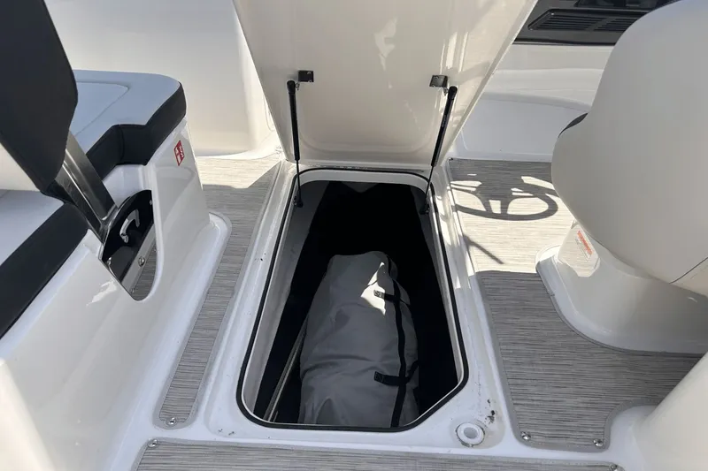 Slide: The Image of Sea Ray SPX 210 Outboard 2026 - 17