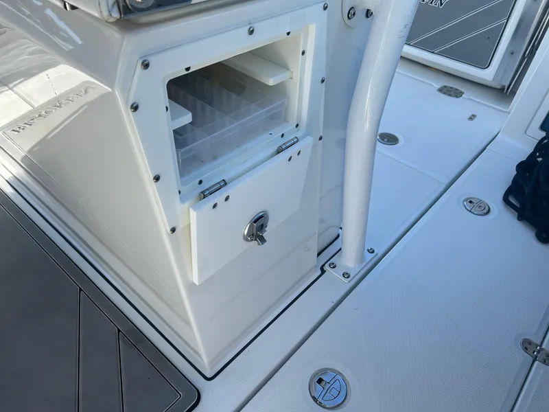 Slide: The Image of Blackfin 272 CC 2020 - 18