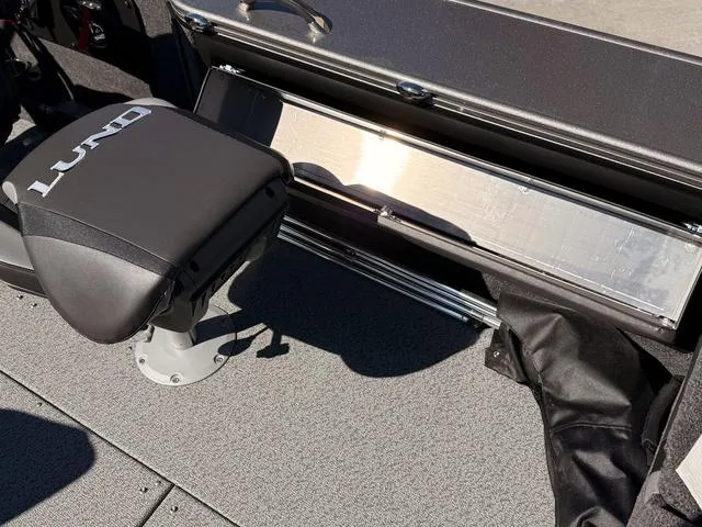 Slide: The Image of Lund 2175 Pro-V Sport 2025 - 13