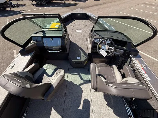 Slide: The Image of Lund 2175 Pro-V Sport 2025 - 14