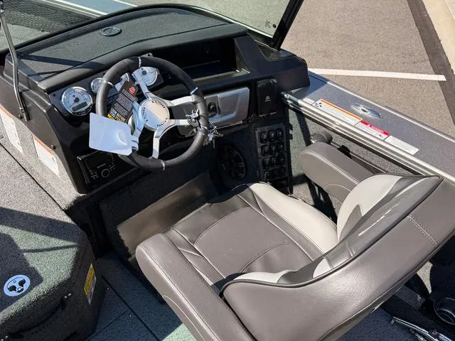 Slide: The Image of Lund 2175 Pro-V Sport 2025 - 15