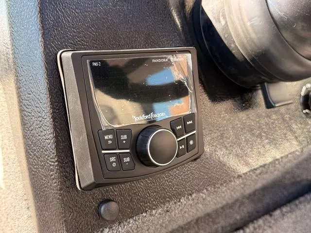 Slide: The Image of Lund 2175 Pro-V Sport 2025 - 16