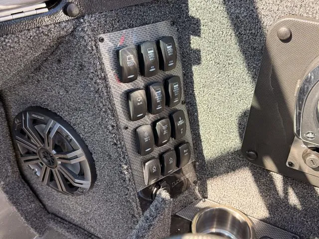 Slide: The Image of Lund 2175 Pro-V Sport 2025 - 18