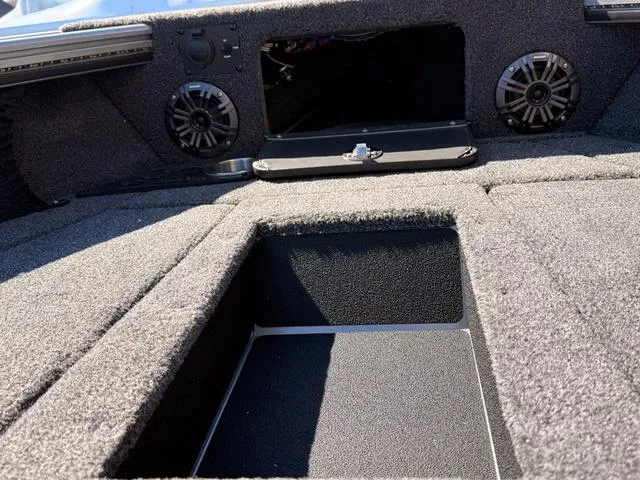 Slide: The Image of Lund 2175 Pro-V Sport 2025 - 32