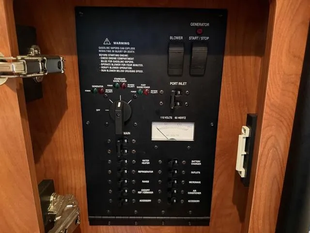 Slide: The Image of Rinker 280 Express Cruiser 2009 - 32