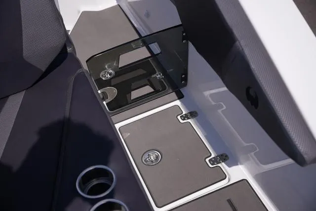 Slide: The Image of Scarab 285 LX 2025 - 10