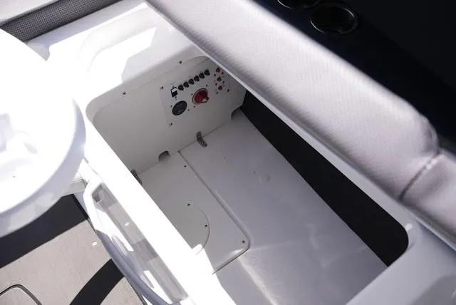 Slide: The Image of Scarab 285 LX 2025 - 13