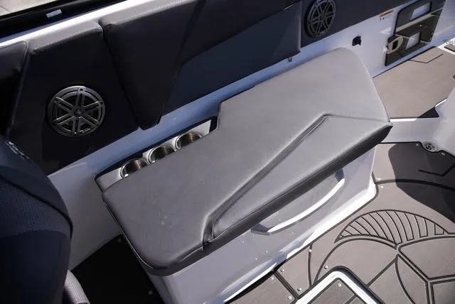 Slide: The Image of Scarab 285 LX 2025 - 14