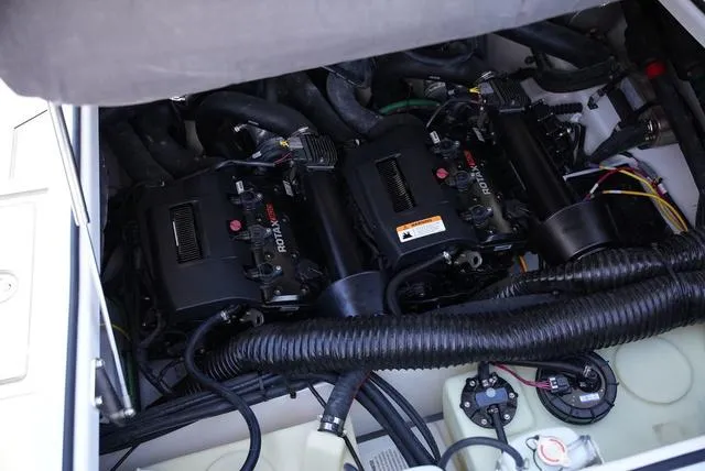 Slide: The Image of Scarab 285 LX 2025 - 16