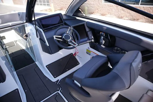 Slide: The Image of Scarab 285 LX 2025 - 19