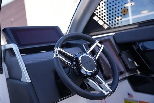 Slide: The Image of Scarab 285 LX 2025 - 20