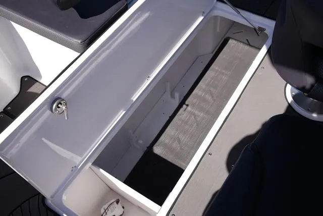 Slide: The Image of Scarab 285 LX 2025 - 22