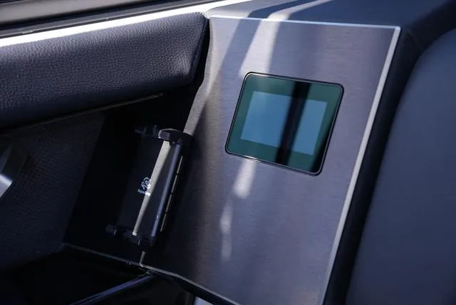 Slide: The Image of Scarab 285 LX 2025 - 26