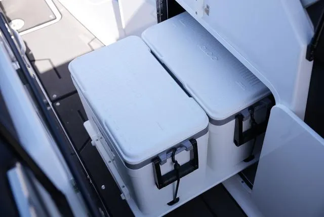 Slide: The Image of Scarab 285 LX 2025 - 28