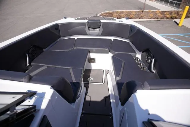 Slide: The Image of Scarab 285 LX 2025 - 29