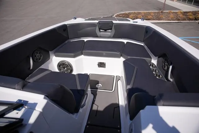 Slide: The Image of Scarab 285 LX 2025 - 30