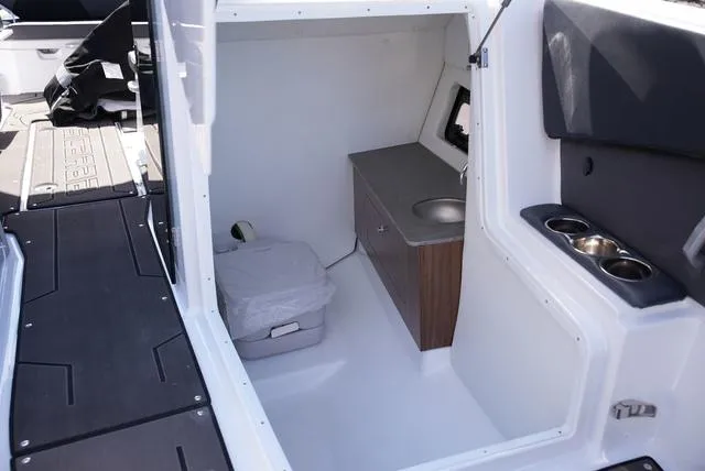 Slide: The Image of Scarab 285 LX 2025 - 32