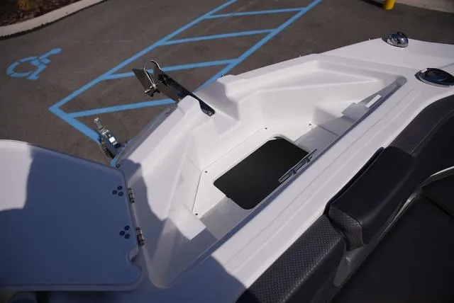 Slide: The Image of Scarab 285 LX 2025 - 33