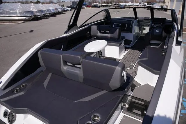 Slide: The Image of Scarab 285 LX 2025 - 4