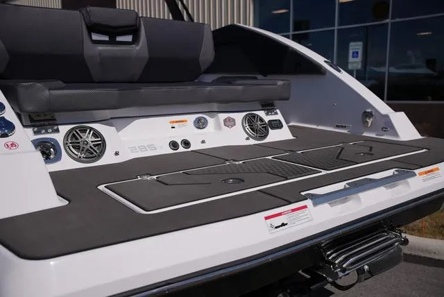 Slide: The Image of Scarab 285 LX 2025 - 5