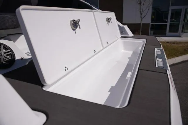 Slide: The Image of Scarab 285 LX 2025 - 6