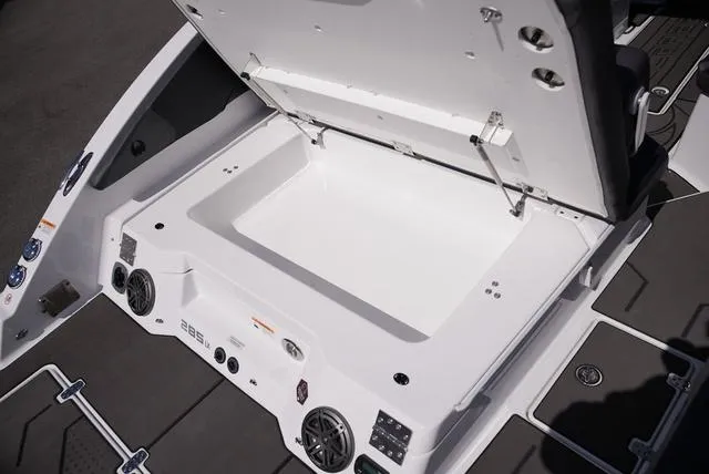 Slide: The Image of Scarab 285 LX 2025 - 9