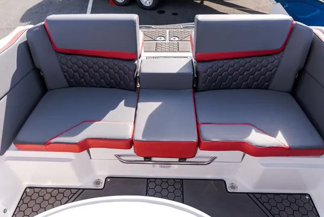 Slide: The Image of Scarab 255 LX 2025 - 11